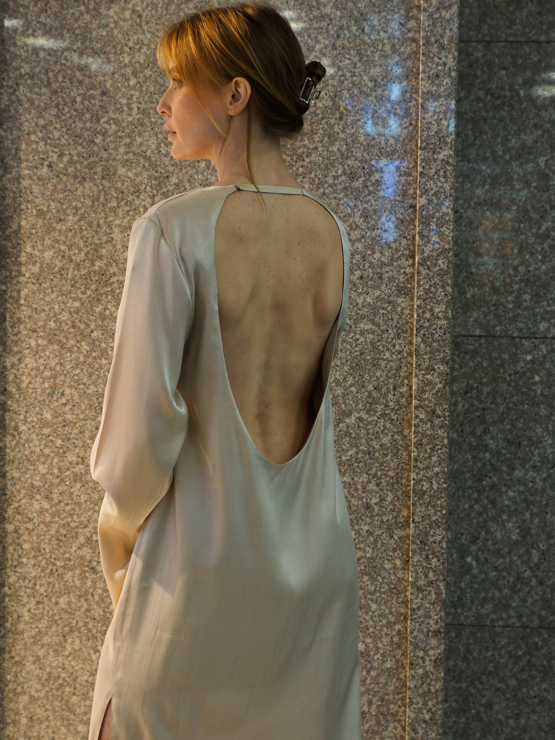 Платье макси с открытой спиной из переливающейся ткани