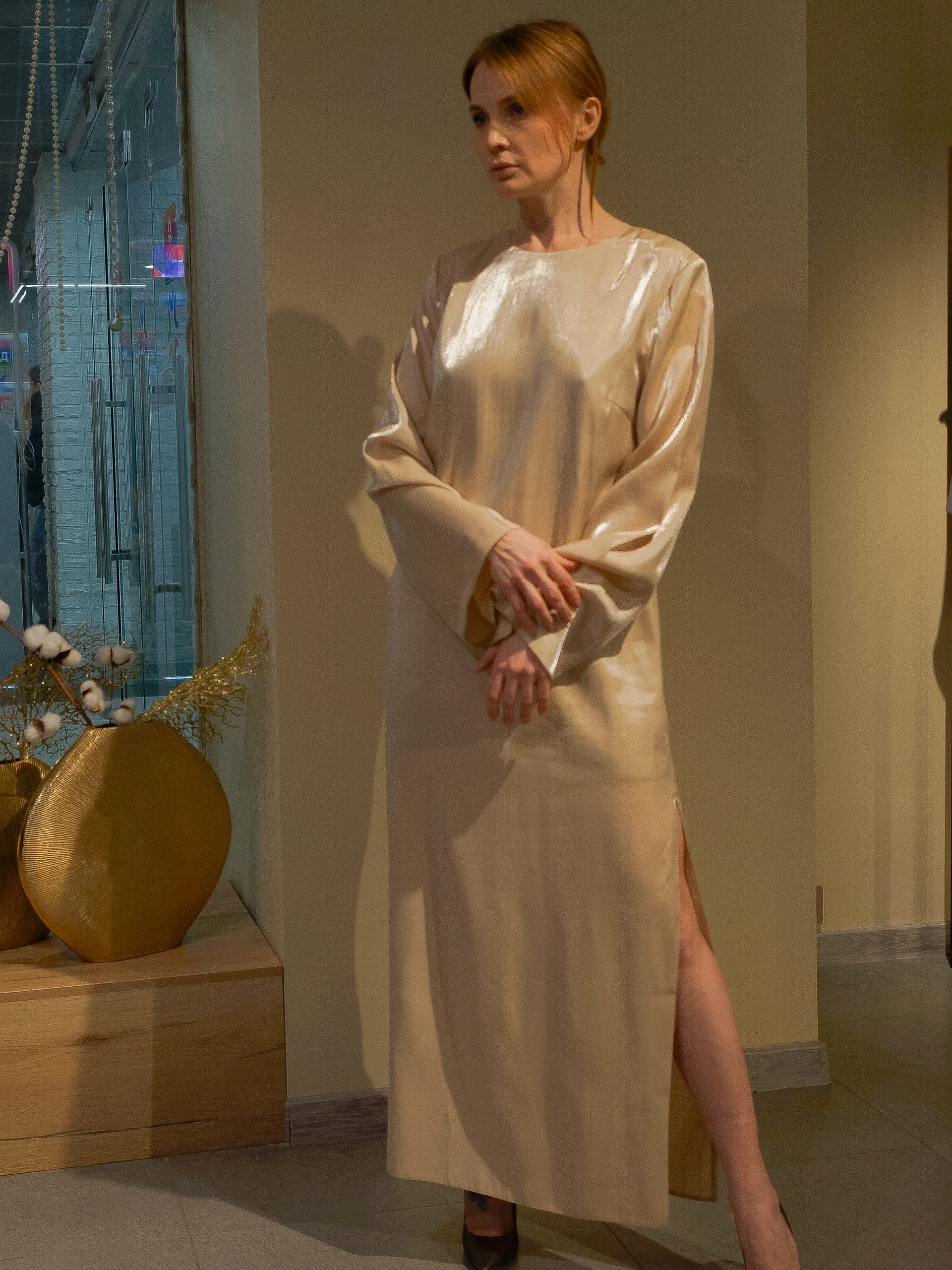 Платье макси с открытой спиной из переливающейся ткани