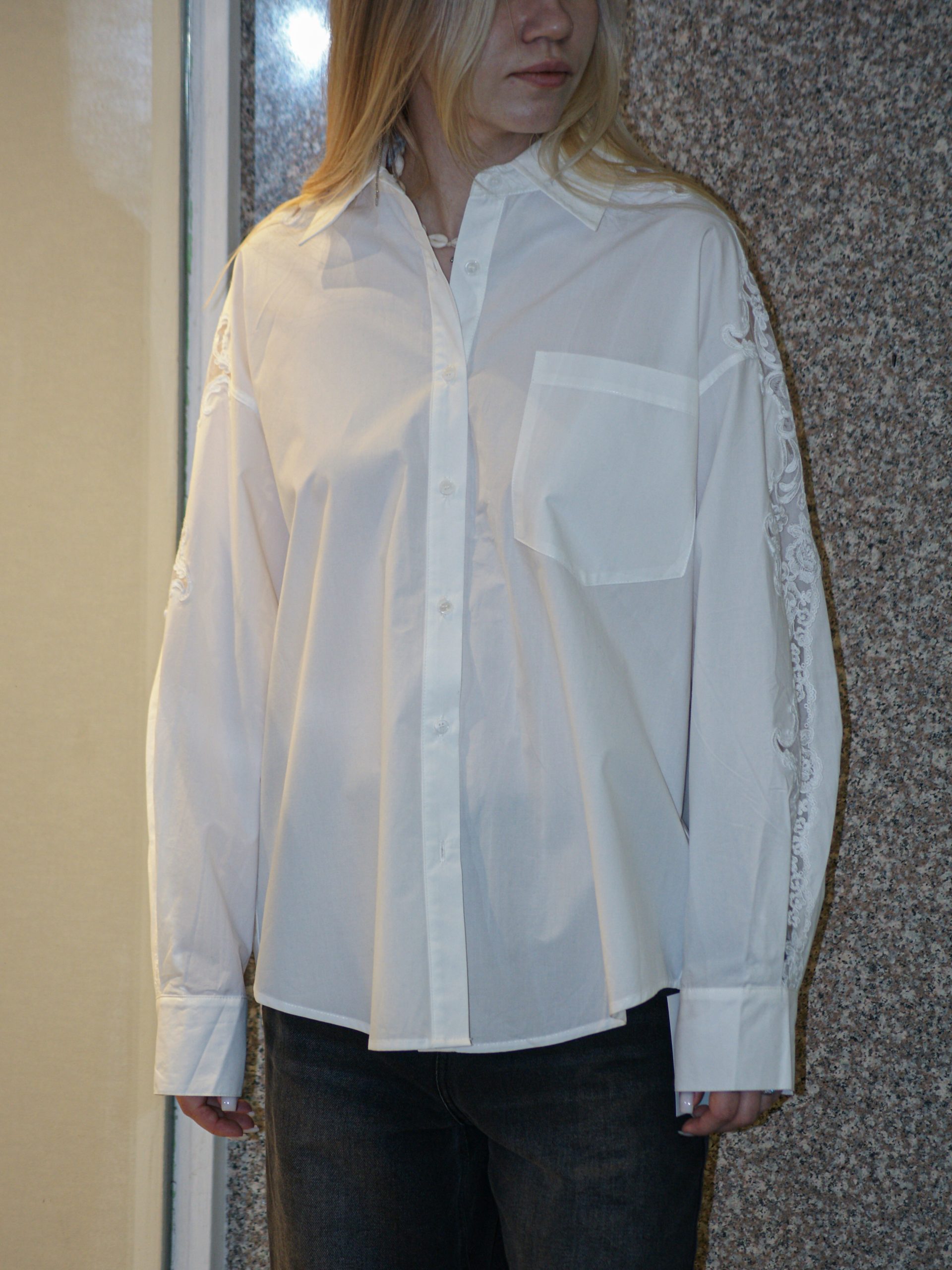 Рубашка  оверсайз с кружевом на рукавах